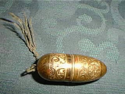 Antikes Fadenetui 19. Jh. Messing längliche Eierform mit Inhalt