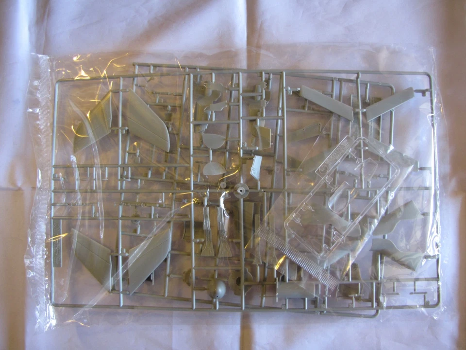 Academy Kits. HAWKER HUNTER F.6. 1:48 Scale. (sealed factory bag) - Image 4 of 4