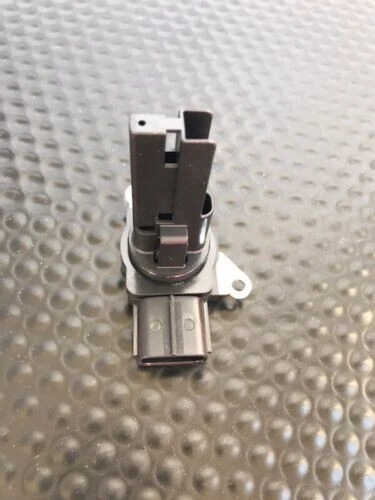 Sensor de flujo de aire de masa genuino Toyota Corolla Camry 22204-31020 Scion tC xB xD OEM Foto 3 de 4