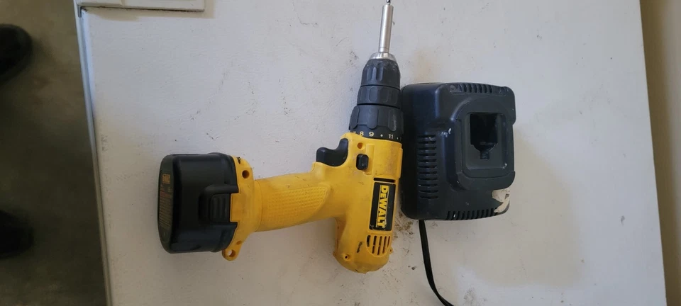 DeWALT DW926 3/8" VSR Cordless drill DW 9118 9.6v Charger Battery LOT - Image 2 of 3