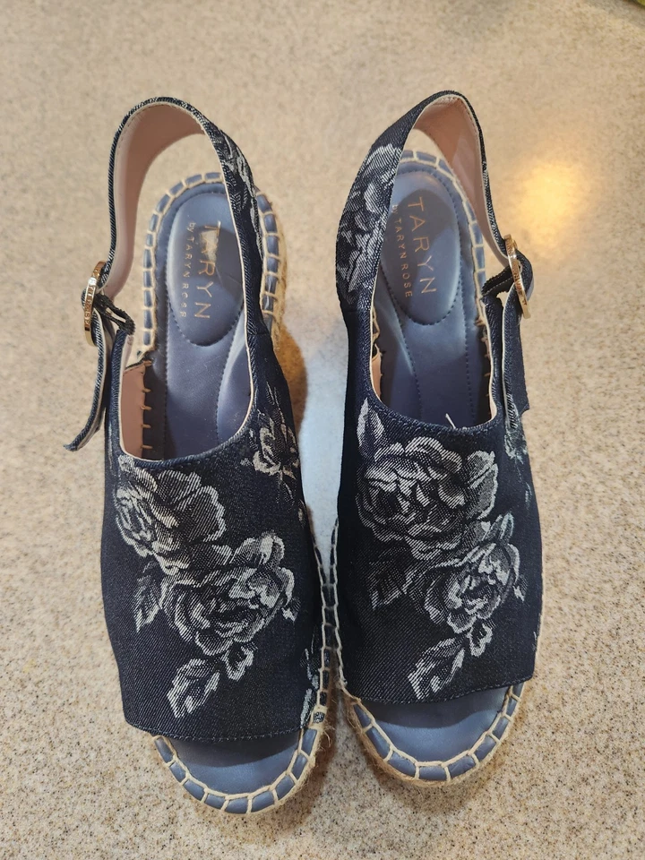 Sandalias de cuña alpargata Taryn by Taryn Rose Winda 7,5B azul floral Foto 2 de 4