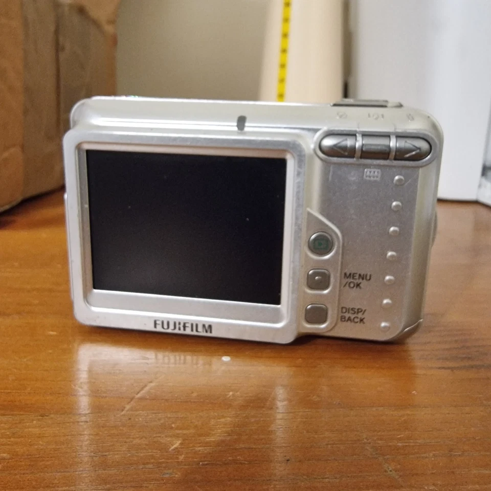 Fujifilm FinePix A Series A700 7.3MP Digital Camera - Silver (SHE)., photo 2 of 5