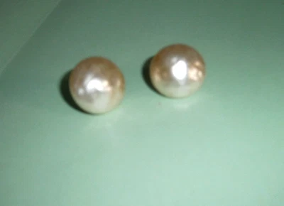 paire de boucles d'oreille années 50, boule nacrée diamètre 1.8 cm - Photo 1/4
