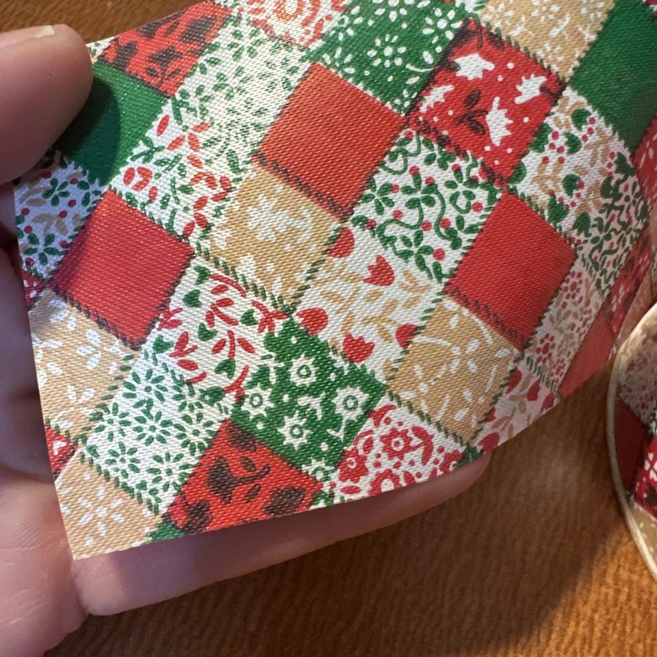 Cinta artesanal de retazos navideños satinados de flora Berwick de colección 2-3/4" x 50 YDS Foto 4 de 4