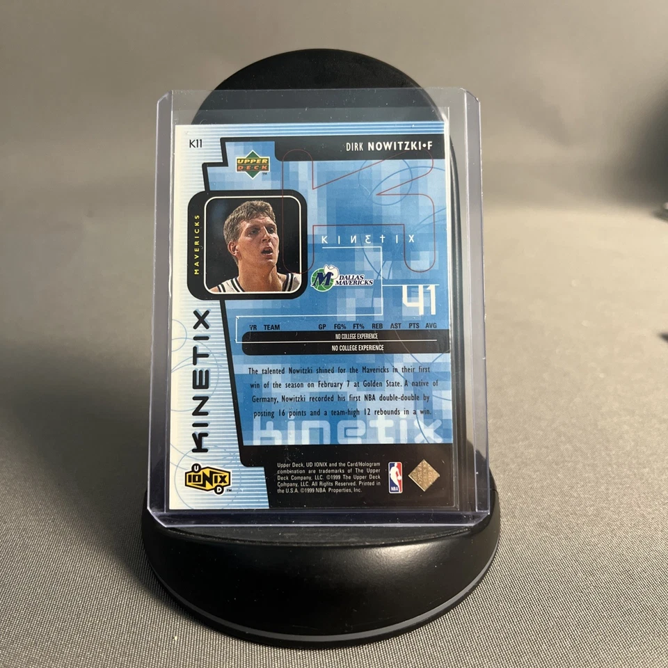 Dirk Nowitzki 1998-99 Upper Deck Ionix Kinetix Rookie RC #K11 Mavericks Foto 2 de 4