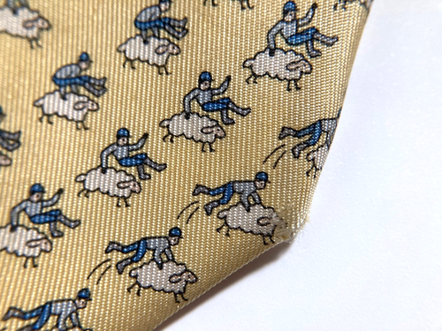 Cravatta Hermes vintage pastore che salta sopra le pecore ranch fascia alta francia giallo - Foto 20 di 20