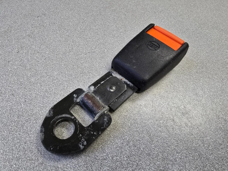 BONITO RECEPTOR CINTURÓN SEGURIDAD TRASERO ORIGINAL PORSCHE 928 1980-84 USADO Foto 2 de 4