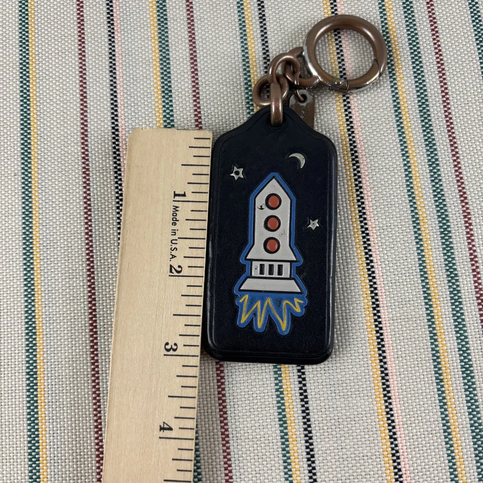 Bolsa chaveiro Coach x NASA foguete navio charme couro estrelas espaciais etiqueta preta - Imagem 4 de 4