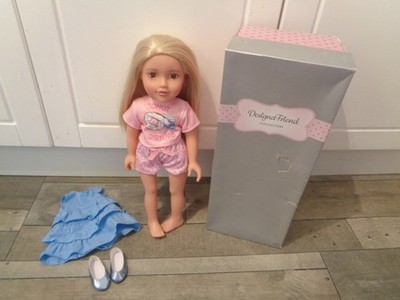 design a friend Konvolut - blonde Puppe - braune Augen + kurze Pyjamas, Kleid, Schuhe + Karton