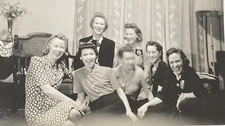 1941 Pretty Ladies Laughing Joking Around Humor Funny Gals Original Photo P18j13