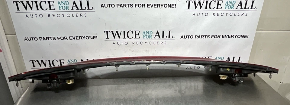 Conjunto de luz trasera central para vagón Subaru Legacy Outback 1996-1999 OEM Foto 3 de 4