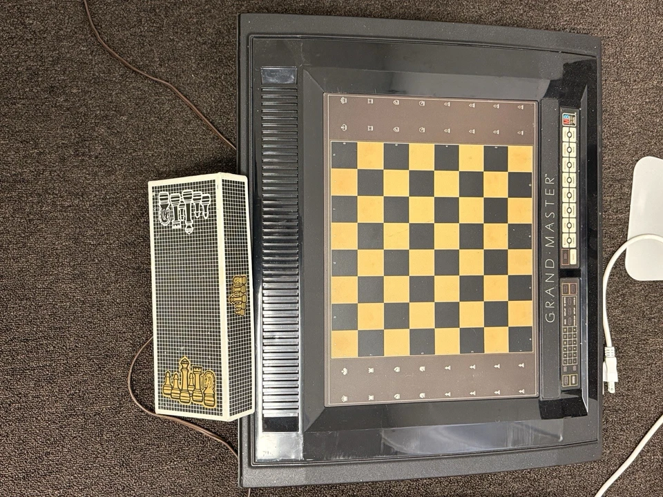 MILTON BRADLEY ELECTRONIC GRANDMASTER AJEDREZ 1982 CON MANUALES Foto 2 de 3
