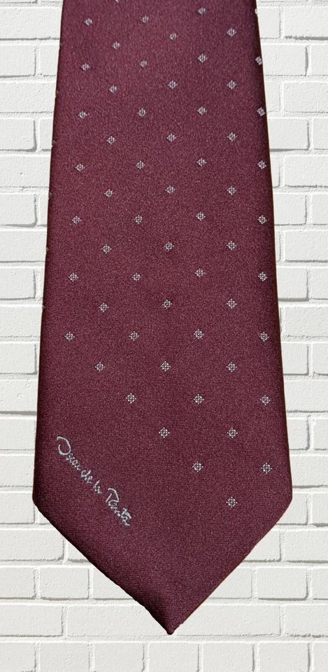 Corbata de seda borgoña Oscar de la Renta de colección micropuntos plateados y logotipo bordado Foto 3 de 4