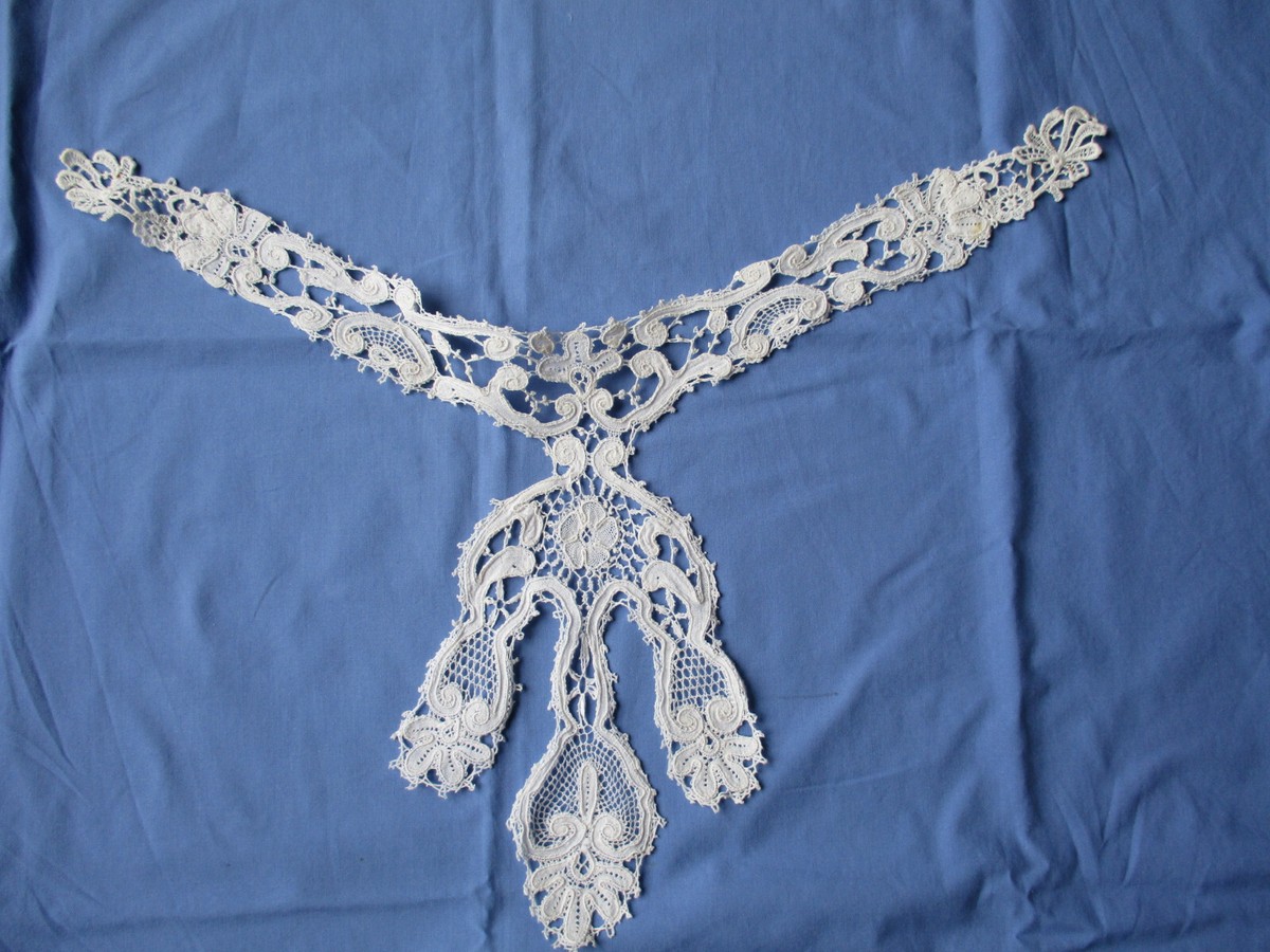 Col guimpe en dentelle fuseaux dentelle de Mirecourt ancien fin