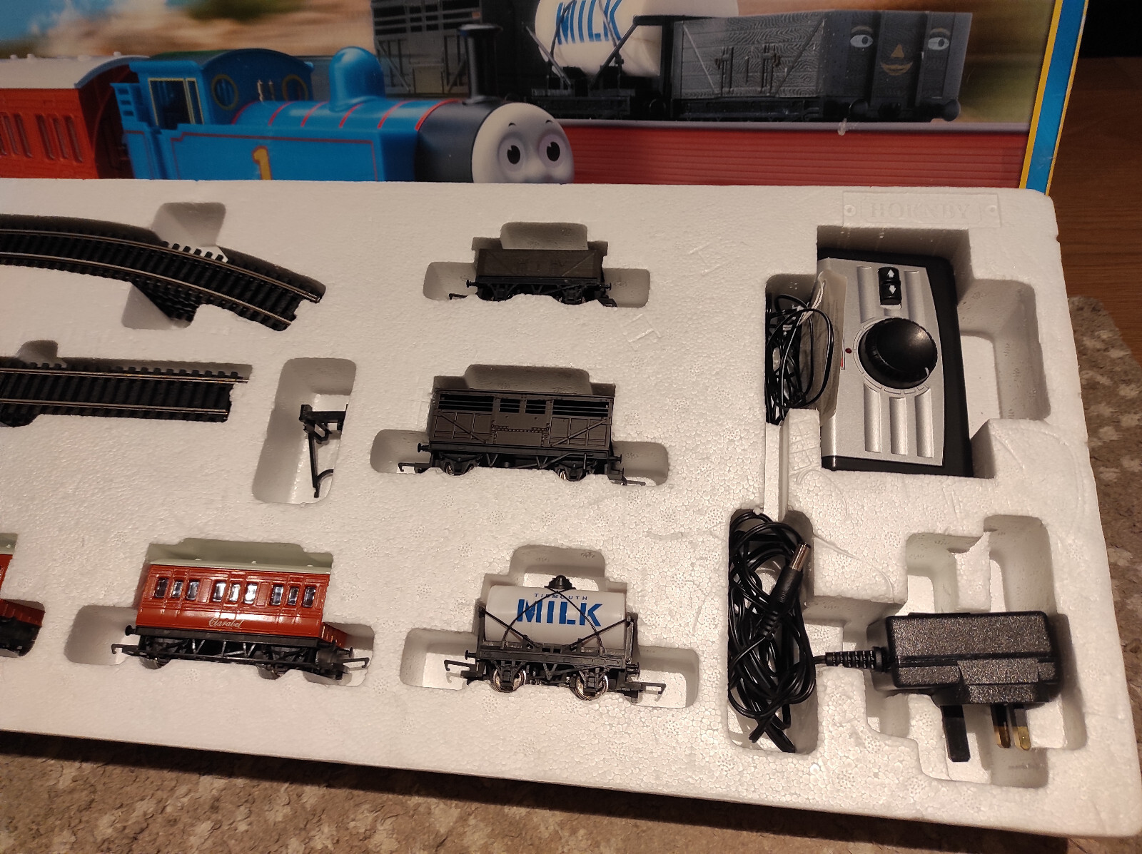 Hornby Thomas the Tank Engine Passenger and Goods electric train set 00