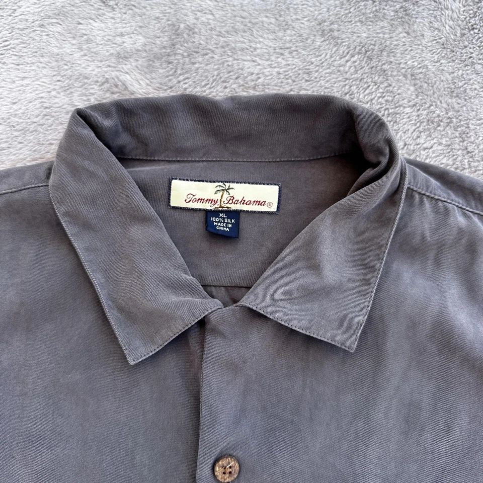Camisa DE COLECCIÓN Tommy Bahama Para Hombres XL Gris 100% Seda Campamento Aloha Bordada Años 00 Foto 4 de 4