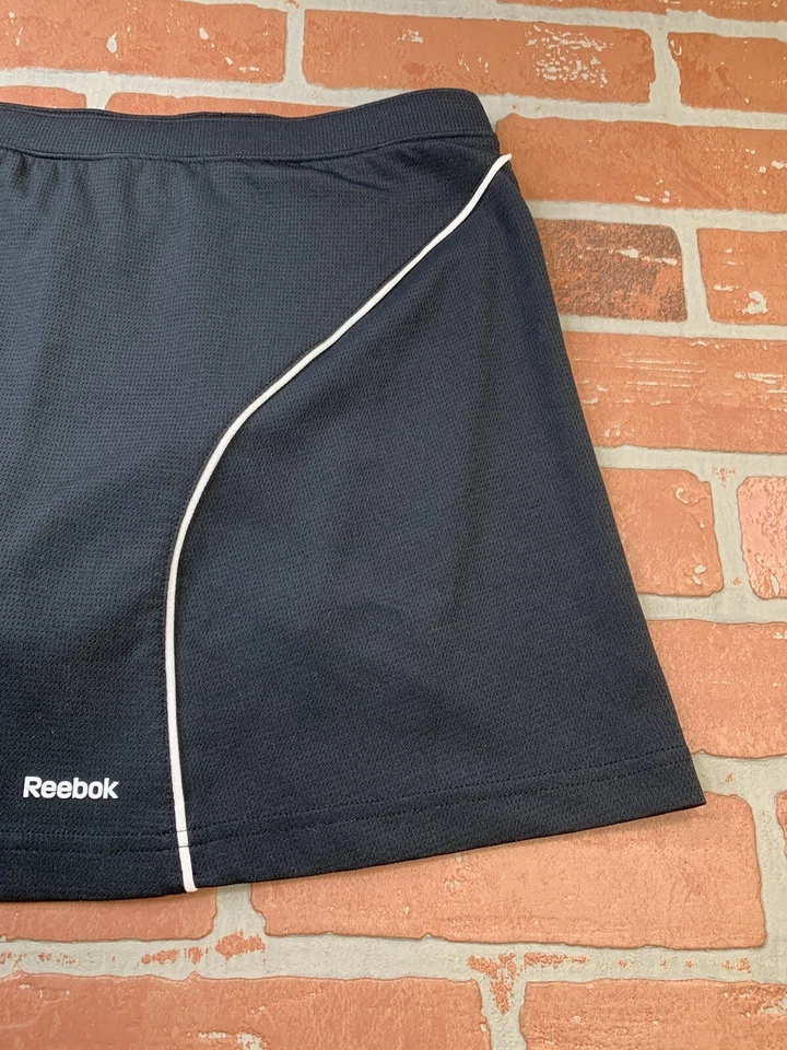 Falda deportiva de tenis Reebok para adulto y mujer talla mediana negra con logotipo corto Foto 3 de 4