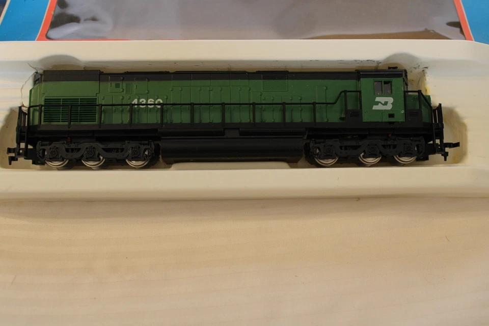 HO Scale Model Power, Alco C-628 Diesel Loco, Burlington Northern, Green #4360 - Image 2 of 3
