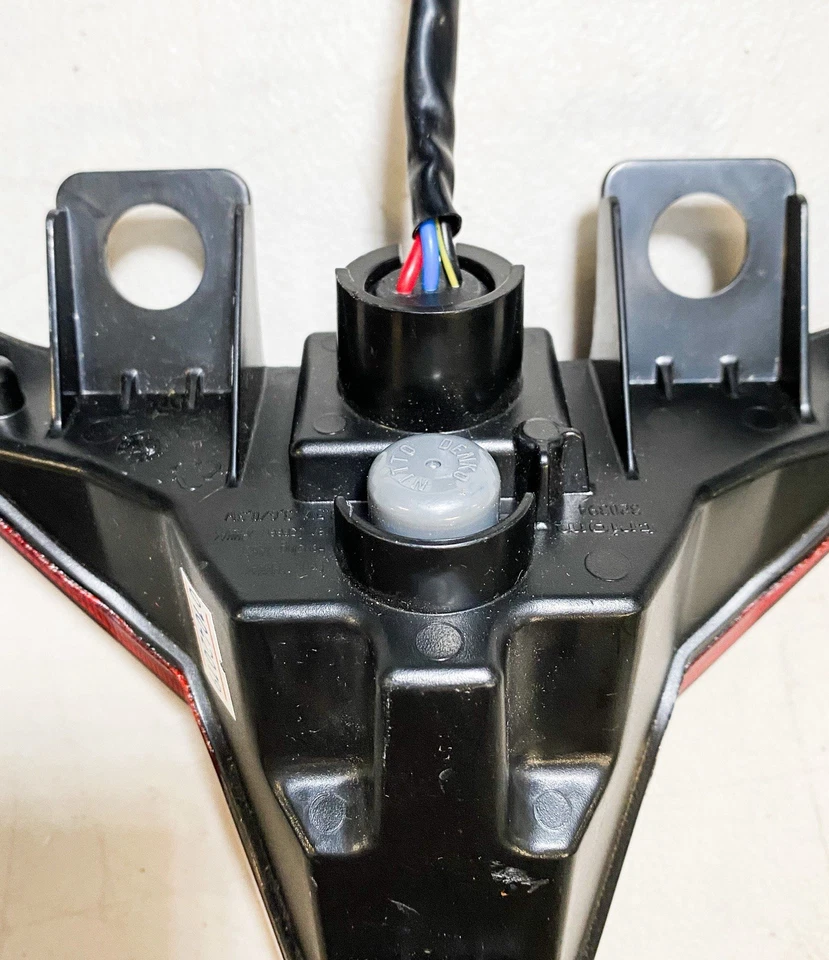 Luz de freno trasera Triom 320394 OEM Kawasaki EX400 Ninja 2018-2021 Foto 3 de 3