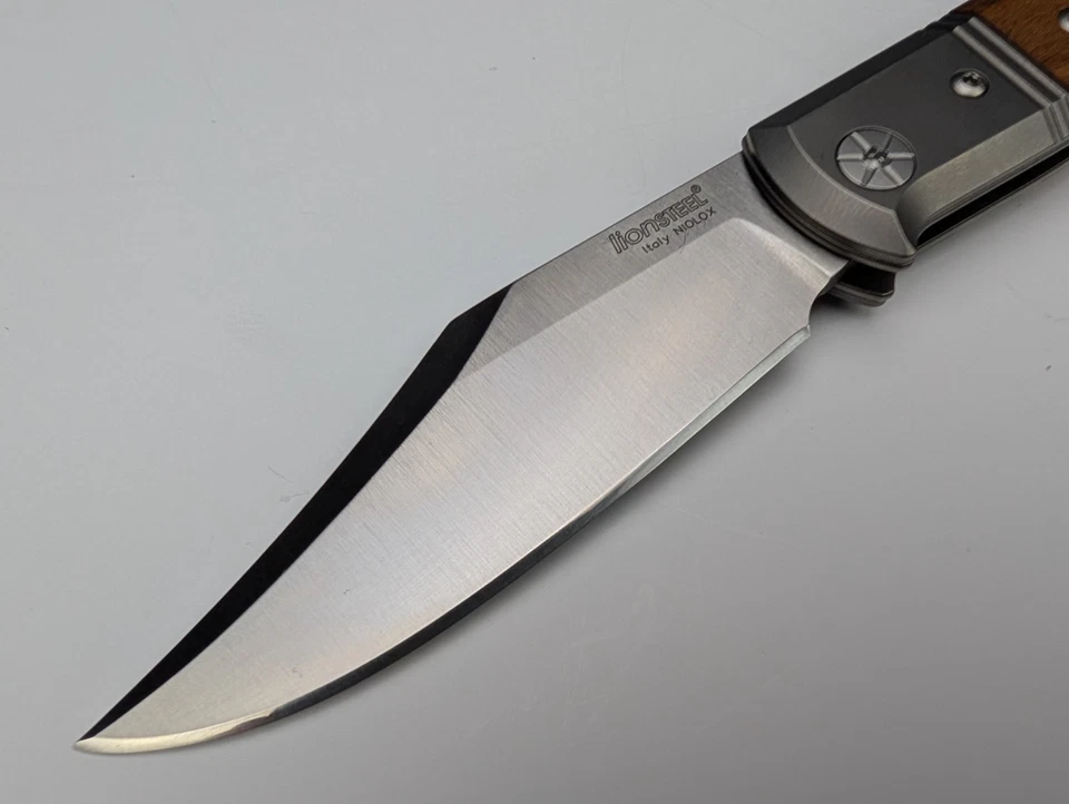 Cuchillo Plegable LionSTEEL Gitano 3.25" Herramienta Niolox Hoja de Acero Mango de Madera Santos Foto 2 de 4