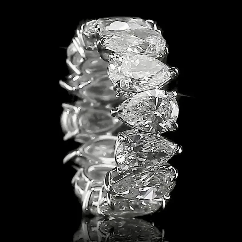 Anillo de compromiso de plata 925 con banda de eternidad de diamantes cultivados en laboratorio certificado pera de 10,5 quilates Foto 2 de 4