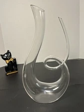 NuTriups NIB Modern Hand-Blown Wine Decanter Clear Glass Swirl Horn, 650 ml