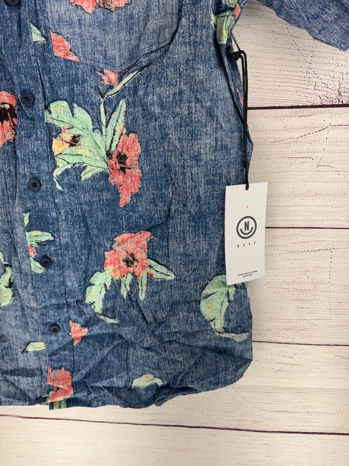 Camisa Hawaiana NEFF Para Hombres Abotonada Azul Floral Hibisco Manga Corta Talla Pequeña Nueva con Etiquetas Foto 4 de 4