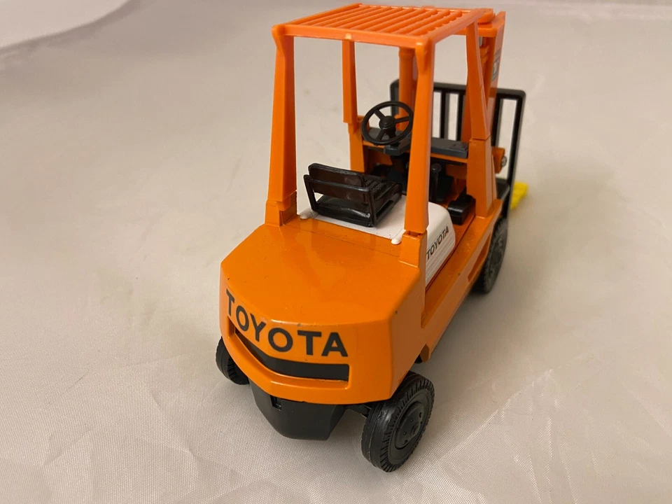 Carretilla elevadora Toyota naranja blanco diapet Foto 3 de 4
