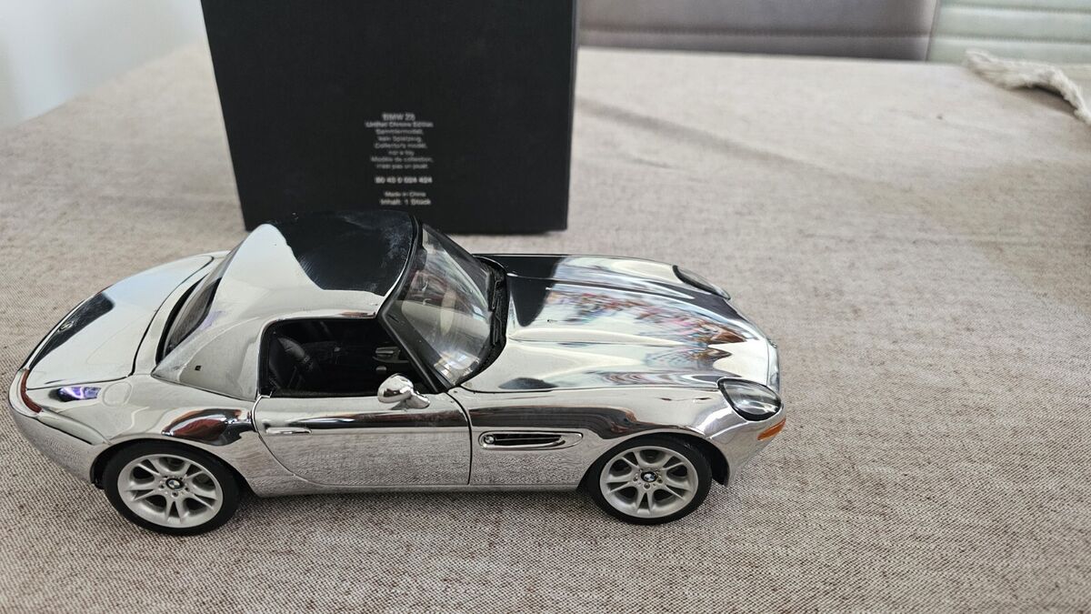 KYOSHO BMW Z8 model sports car James Bond 007 The World is KYOSHO BMW Z8 model sports car James Bond 007 The World is