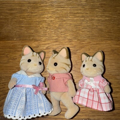 SYLVANIAN FAMILY GESTREIFTE KATZE GEKLEIDET FAMILIE MIT 2 FIGUREN