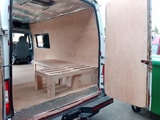 L-förmiges ausziehbares Wohnmobilbett mit innenliegendem Stauraum