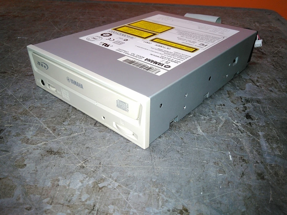 Unidad óptica beige CD-RW Yamaha CRW2200 20-10-40x probada como está Foto 4 de 4