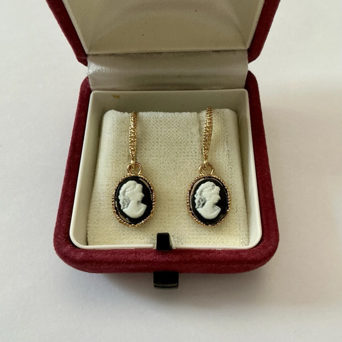 Ensemble ou pièces de camée, bijoux fantaisie en plastique