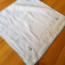 altes  Stofftaschentuch Taschentuch hellblau wei&szlig; Stickerei Vintage