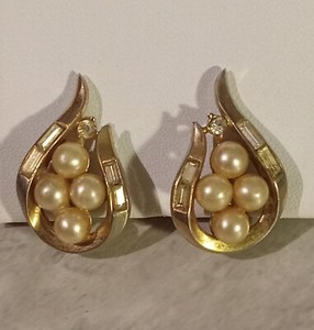 Vintage Trifari Clip Earrings Faux Pearl Beads Clear Baguette Stones 