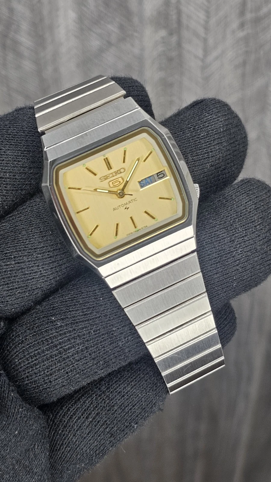 square vintage Seiko 5 automatic 21 jewels 7009-2060 day/date men’s wristwatch J