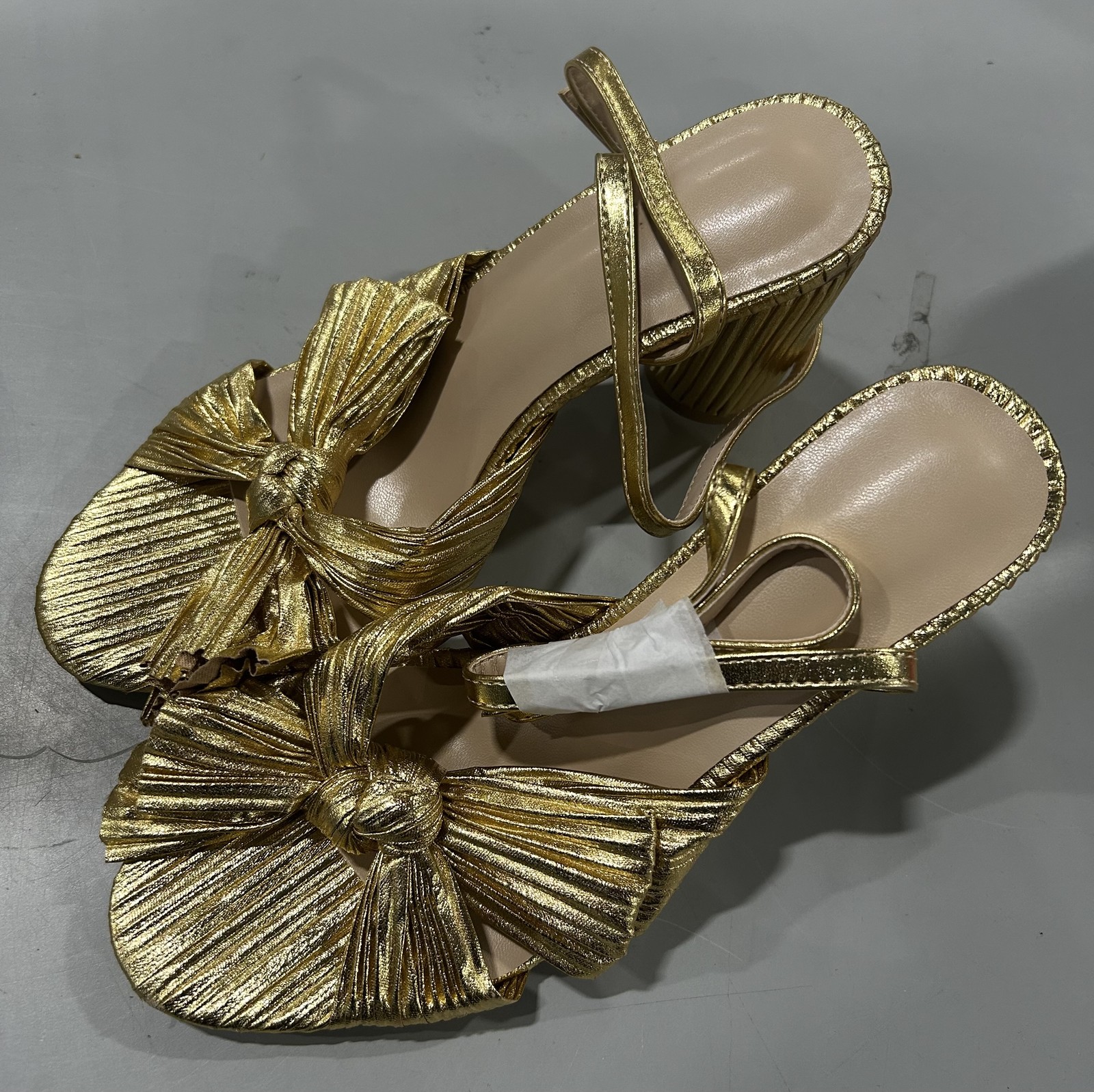 УНИВЕРСАЛЬНЫЕ ЖЕНСКИЕ БОСОНОЖКИ НА ВЫСОКОМ КАБЛУКЕ С ОТКРЫТЫМ НОСКОМ И РЕМЕШКОМ НА ЩИКОЛОТКЕ С БАНТОМ-БАБОЧКОЙ EU W39 - ЗОЛОТОЙ 13990₽