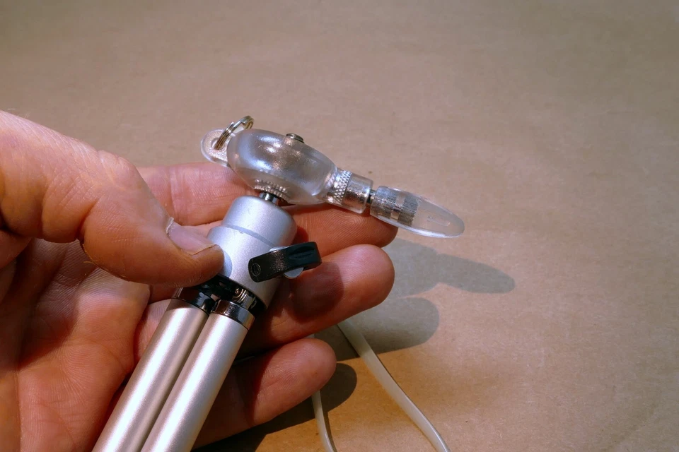 Mini trípode de mesa pequeño de metal SIMA hebra plegable con zapato de liberación rápida Foto 4 de 4