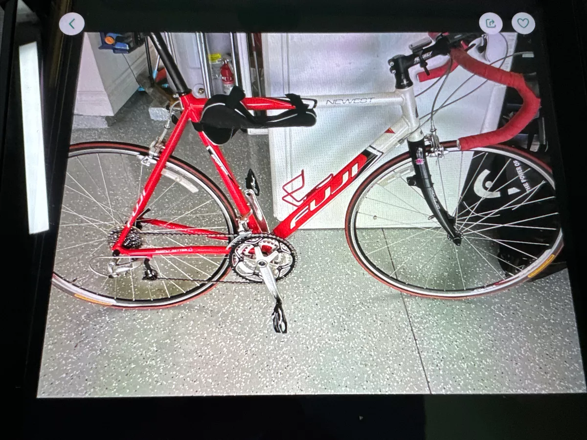 Fuji Newest Road Bike in excellent condition