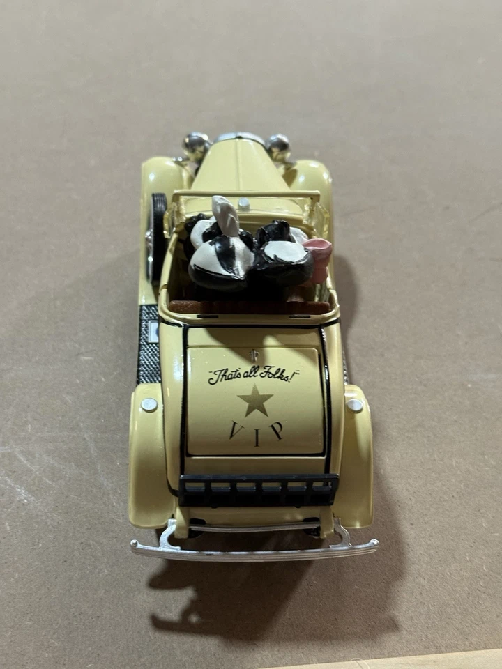 Carro fundido ERTL WB Warner Bros 1930 Ford modelo A Pepe Le Pew Penelope 1998 - Imagem 4 de 4
