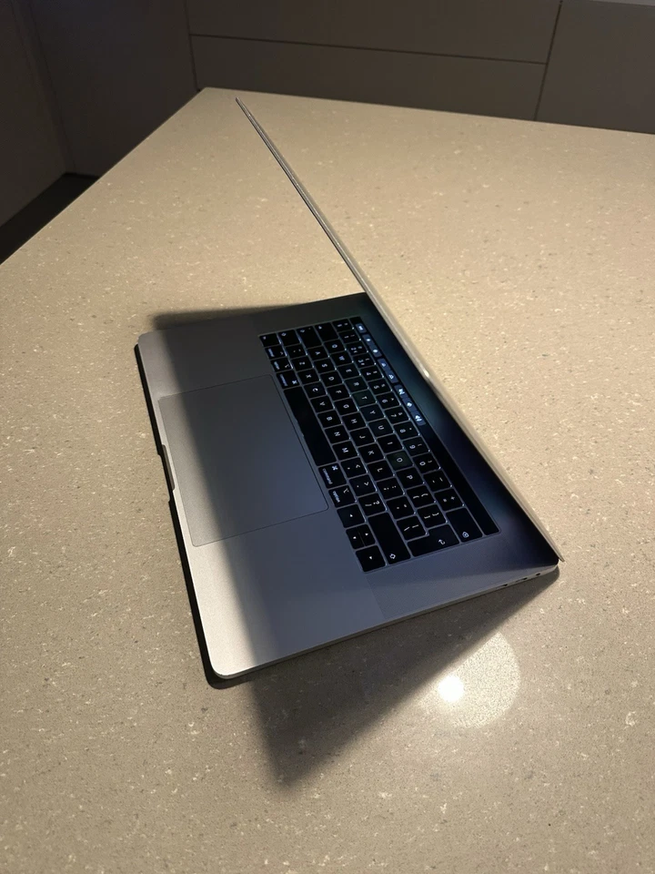 Apple MacBook Pro 15" 2018 · i7 · 8GB · 256GB, photo 4 of 5