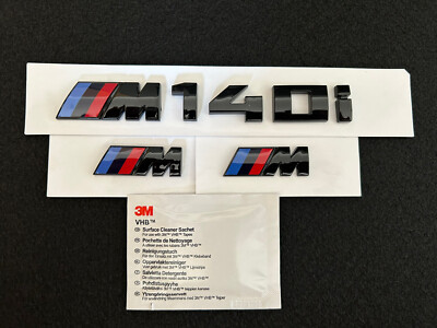 BMW M140i UND 2X M Flügelabzeichen in Glanzschwarz für F20/F21. KOSTENLOSES ALKOHOLTUCH
