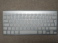 Genuine Original Apple Bluetooth Keyboard A1314 UK QWERTY with 2x AA batteries
