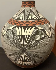 Vintage 10 in Fine Line Acoma Pottery Bottle Vase ?  Chino