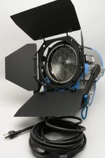 ARRI T1 Location 1000W Fresnel Hanging light (120-240VAC) w/barn doors