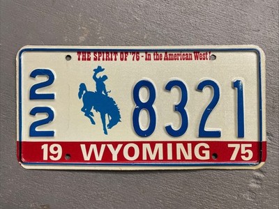 VINTAGE 1975 WYOMING LICENSE PLATE BUCKING BRONCO SPIRIT OF 76 22-8321 NICE!! 
