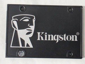 Kingston KC600 512GB SSD 2,5 Zoll SATA III 6Gb/s Intern Schwarz 99% Health