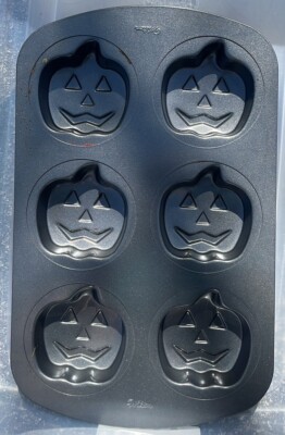 Wilton Halloween Jack O Lantern Carved Pumpkin Mini Cake Pan Non Stick 6 Cavity