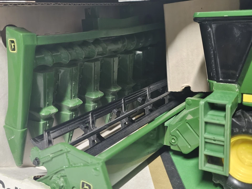 VTG 1989 John Deere 9600 Combine 1:28 Scale Collector's Edition - New - Image 4 of 4