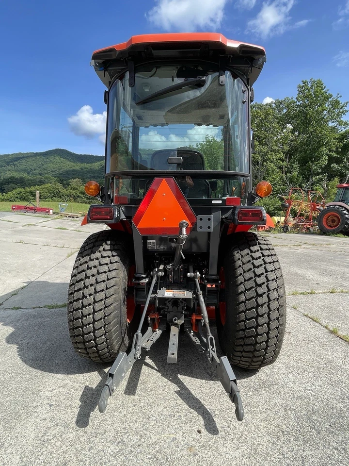 "Tractor Kubota LX3520 HSDC 4x4 con plataforma de 60"" nuevo, solo 8,2 horas" Foto 3 de 4
